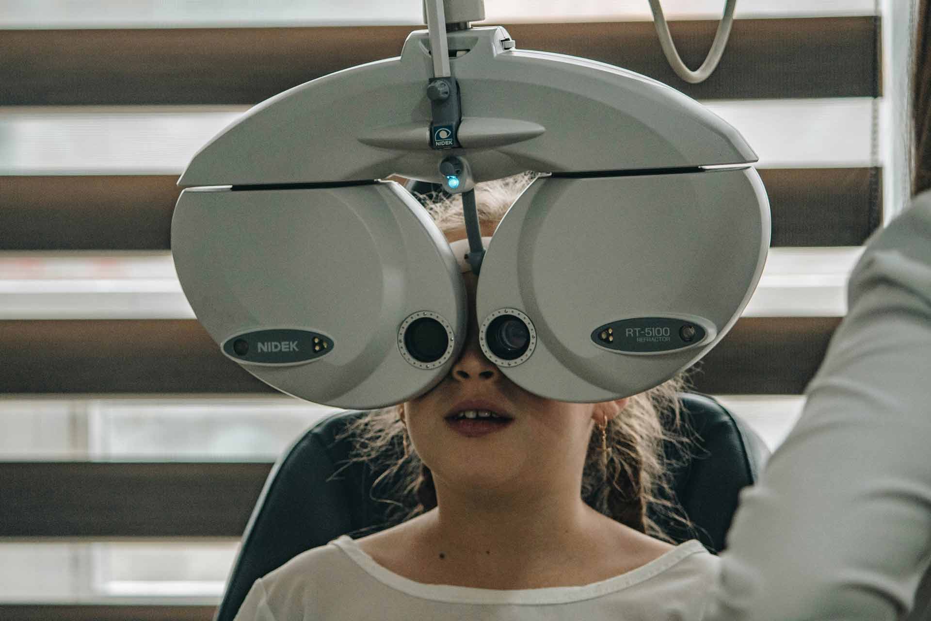 Criança fazendo exame de vista